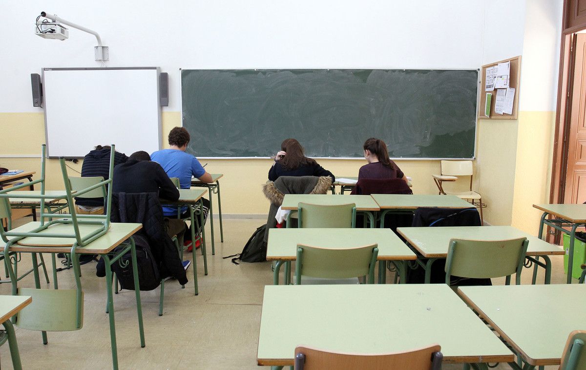Estudantes de secundaria nunha aula