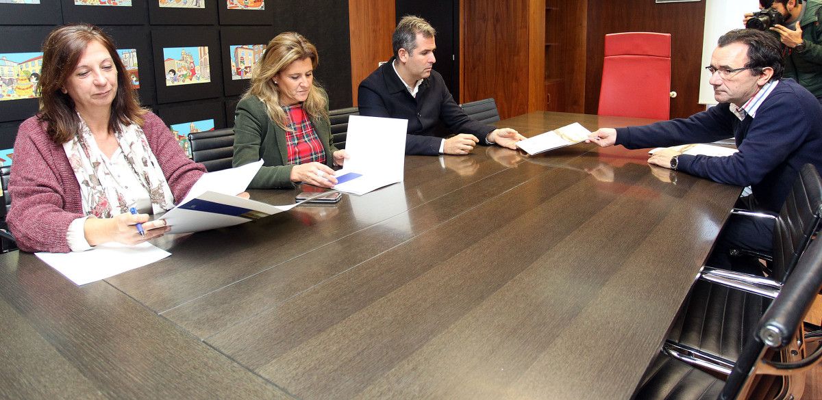 Entrega del borrador de los presupuestos a los partidos de la oposición