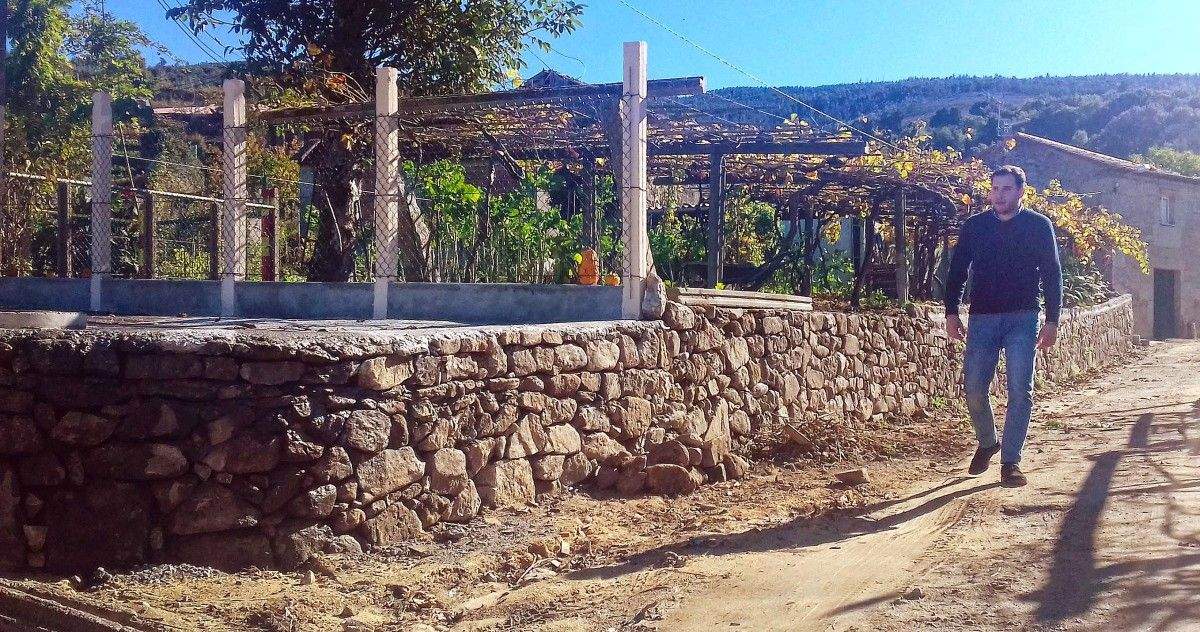 Mellora dun muro na aldea de Fontán 