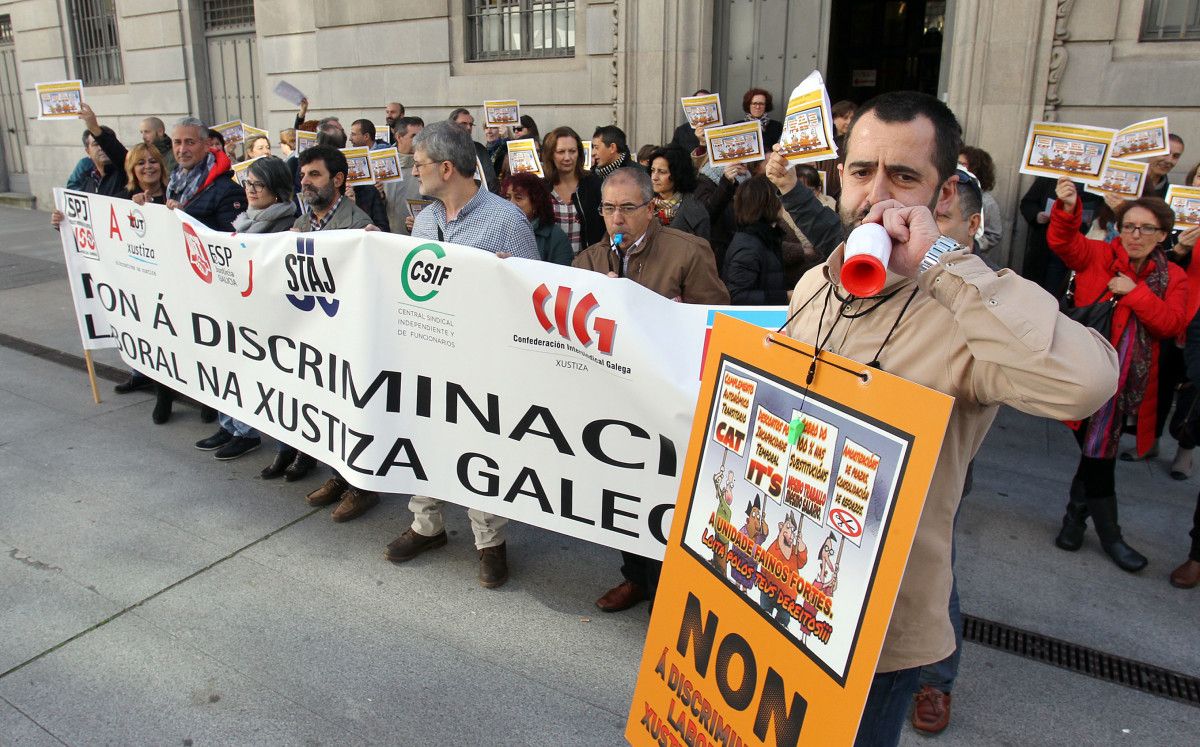 Concentración de traballadores da Administración de Xustiza ante a Audiencia Provincial