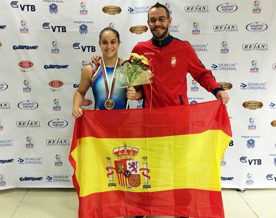 Melania Rodríguez con Pablo Hinojar en el Campeonato del Mundo de Gimnasia Trampolín en Bulgaria
