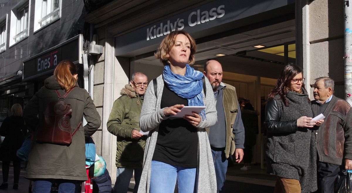 Traballadoras de Kiddy's Class reparten folletos denunciando a súa situación laboral