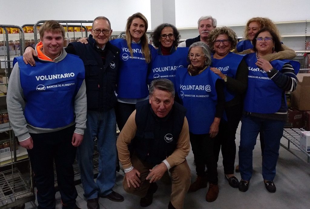 Carlota Corredera con voluntarios de Pontevedra