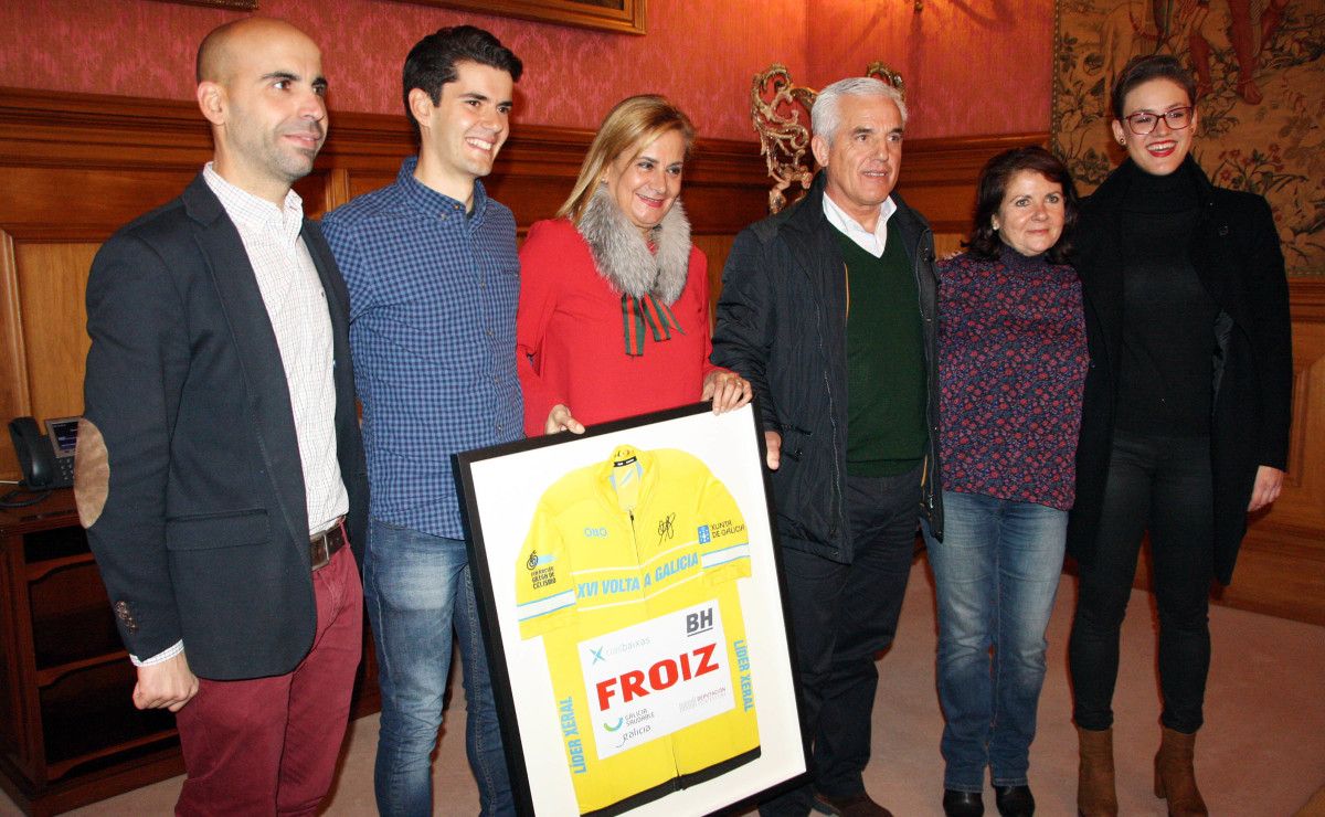 O Froiz entrega a Carmela Silva un maillot da Volta a Galicia