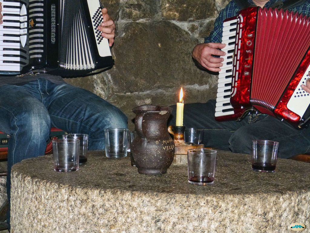 Ambiente de fiesta en un furancho