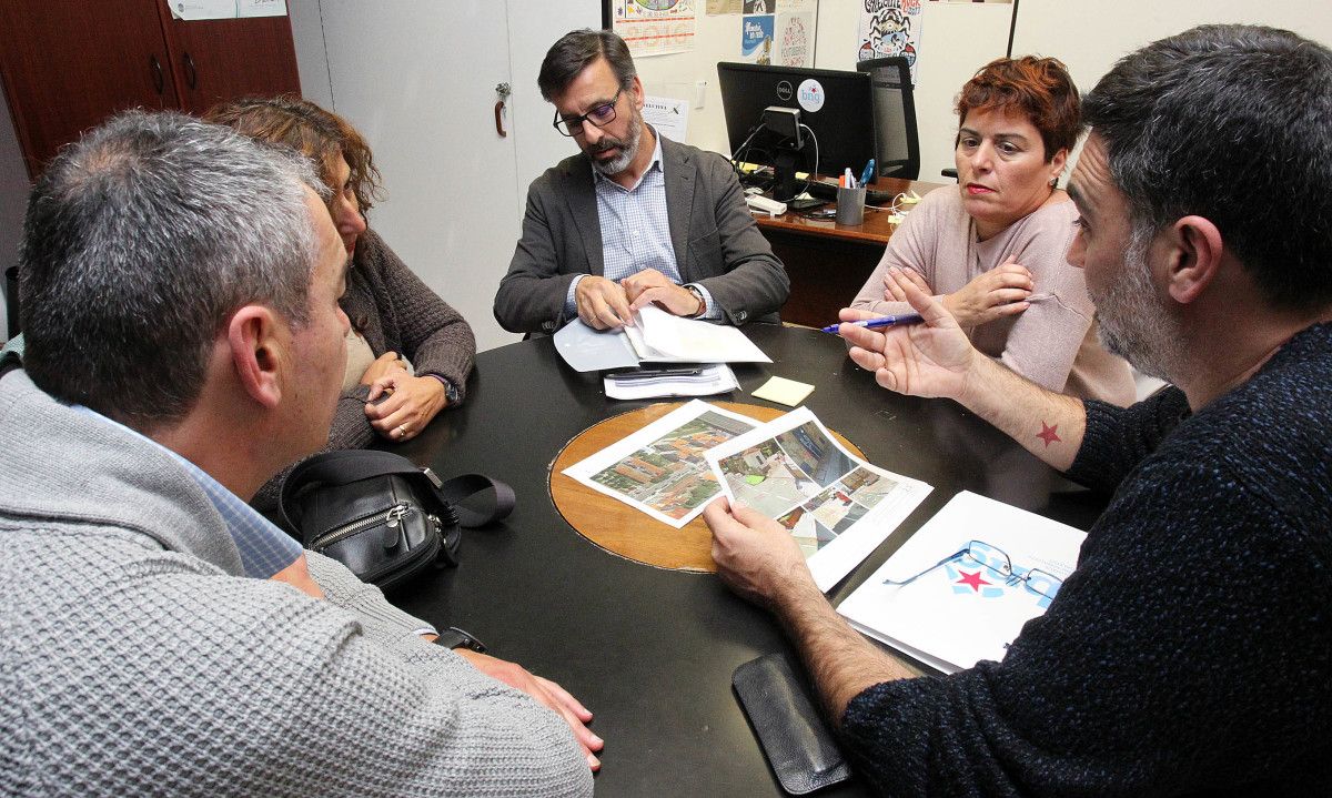 Encontro entre veciños de Mollabao e o concelleiro Demetrio Gómez