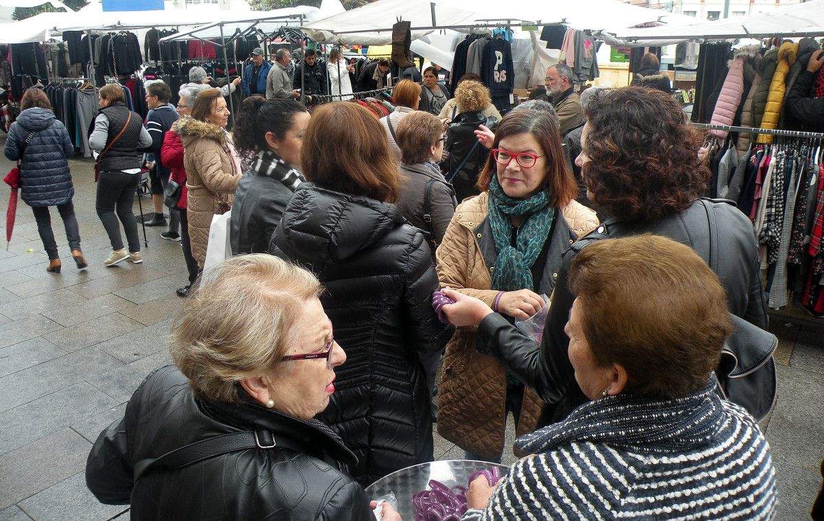 Repartición de pulseiras contra a violencia de xénero en Marín 