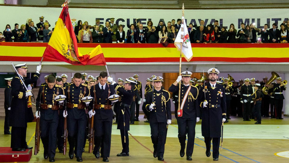 Xura de bandeira na Escola Naval de Marín