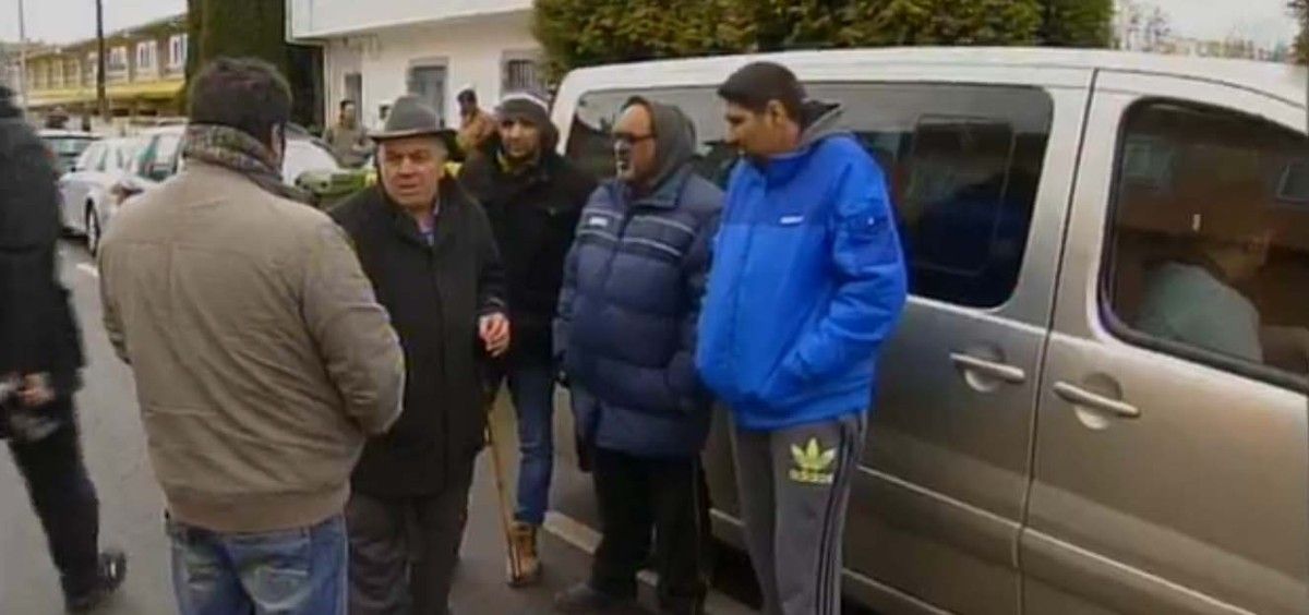 Familiares y amigos de la víctima concentrados ante el cuartel de la Guardia Civil de Curtis