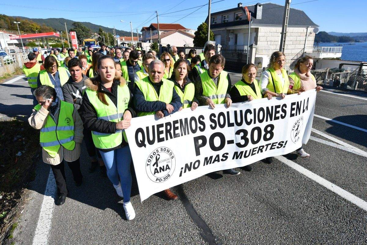 Manifestación en Raxó en recuerdo de las víctimas de la PO-308 