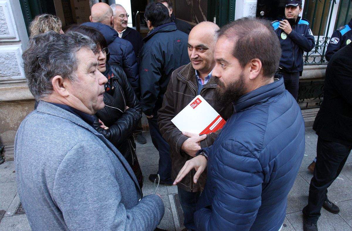 El alcalde Fernández Lores habla con Tino Fernández e Iván Puentes, del PSOE