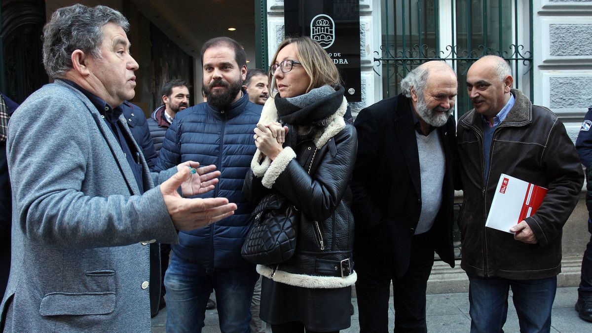 El alcalde de Pontevedra junto a representantes del PSOE
