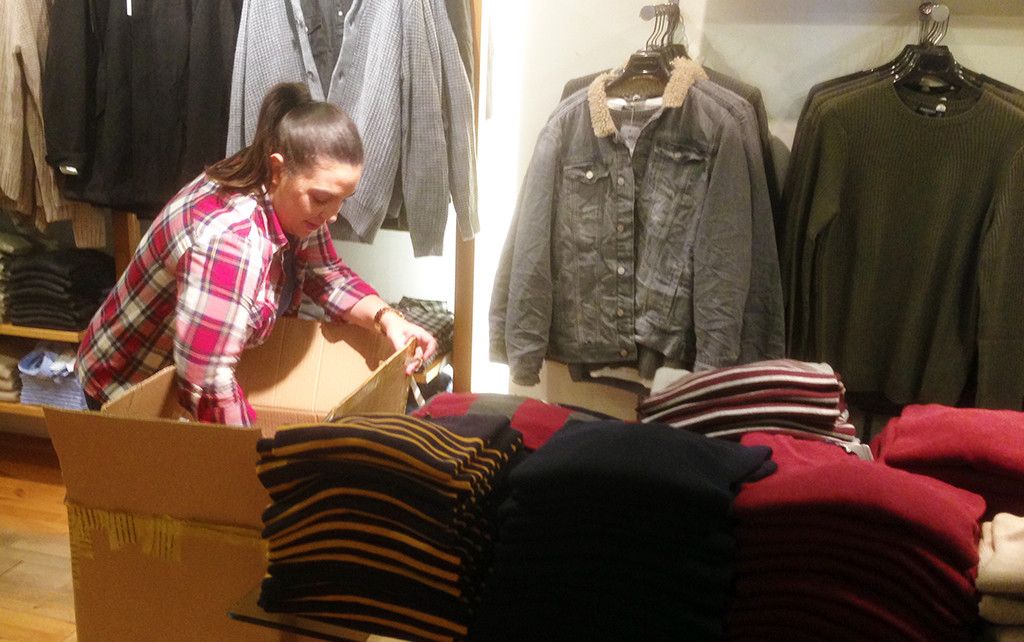 Una trabajadora de una tienda