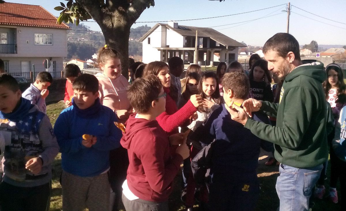 Clase de educación ambiental en el colegio Carballal