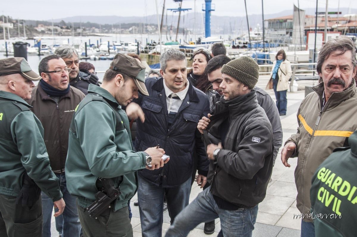 Agentes de la Guardia Civil identificando a miembros de SOS Panadeira Agentes de la Guardia Civil identificando a miembros de SOS Panadeira