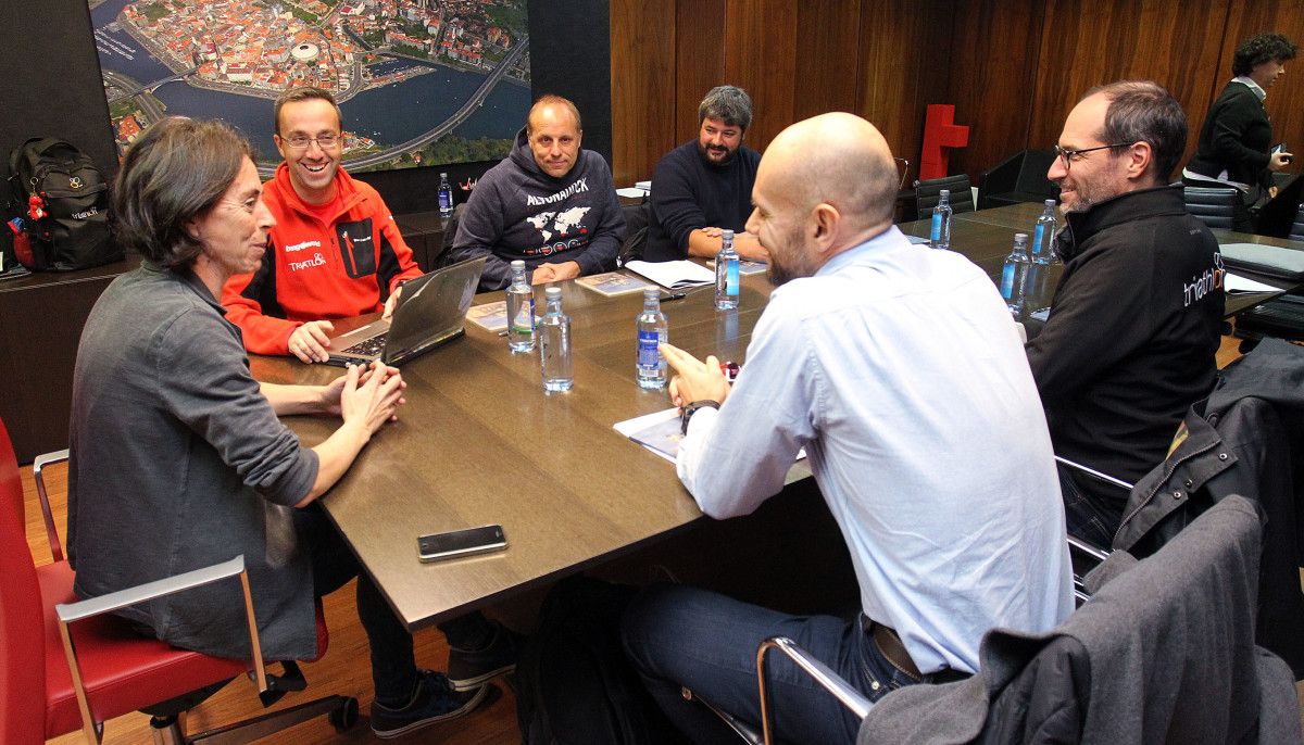Técnicos da Federación Internacional de Tríatlon visitan Pontevedra
