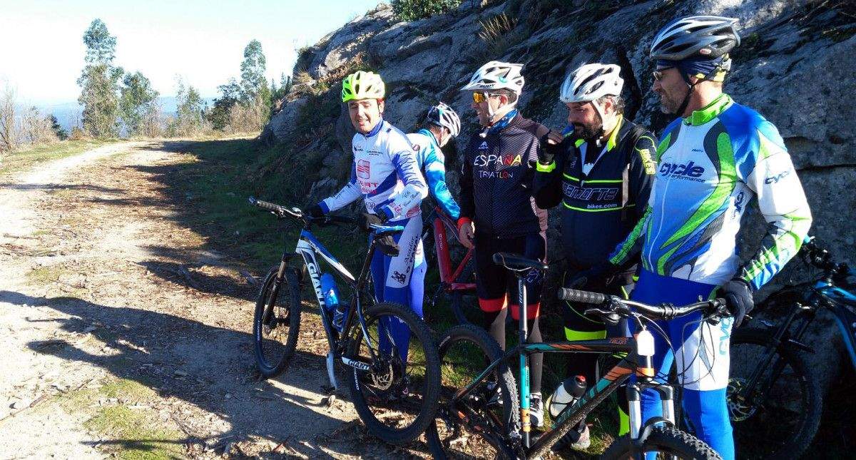 Técnicos da Federación Internacional de Tríatlon visitan Pontevedra