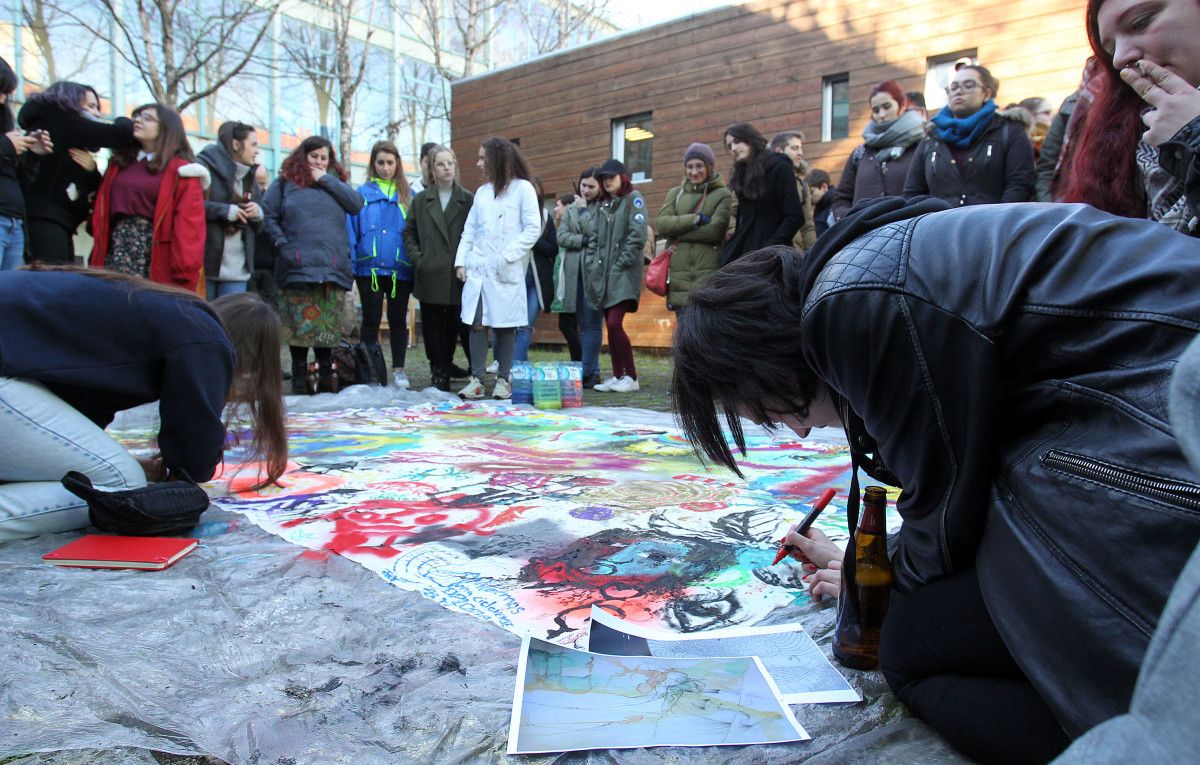 Estudantes de Belas Artes elaboran un sudario para o pintor Manolo Moldes