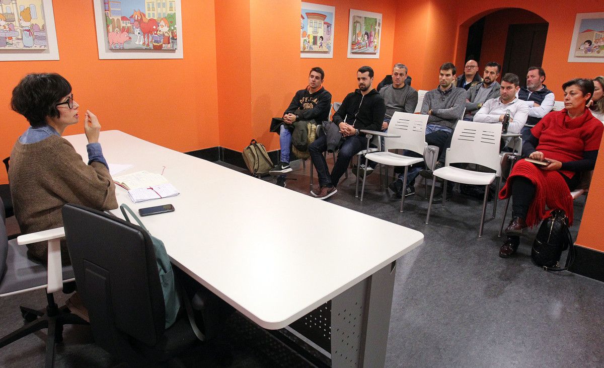 Xuntanza de Anabel Gulías cos hostaleiros da cidade