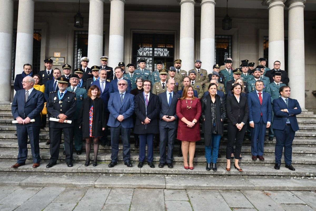 Foto de familia de los condecorados en el acto de conmemoración del 39 aniversario de la Constitución en Pontevedra