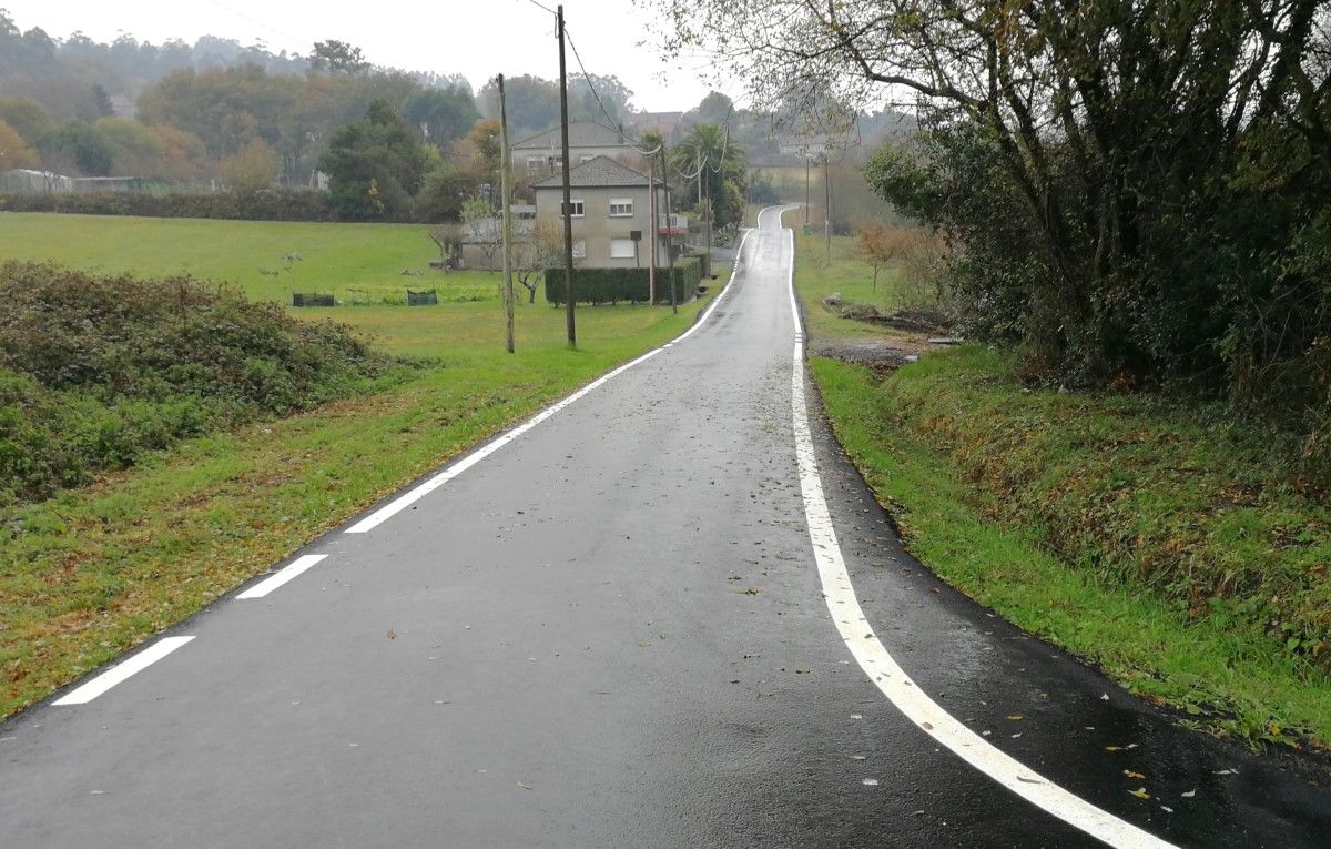 Camiño de acceso a Loureiro de Abaixo, na parroquia de Portela