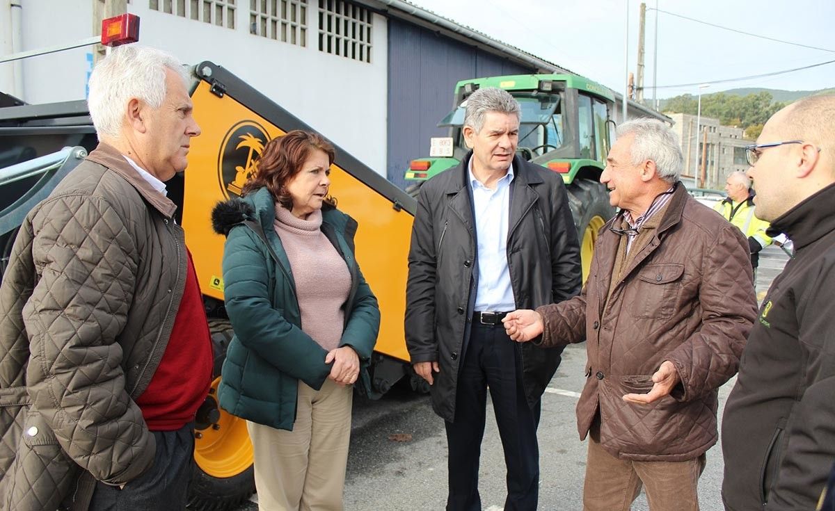 Entrega da máquina limpapraias a Poio