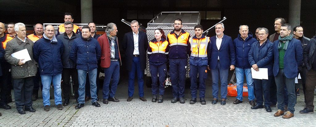 O vicepresidente da Xunta entrega material de emerxencias