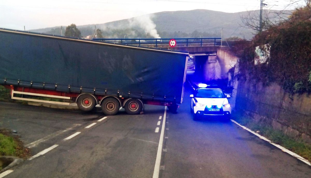 Camión atrapado na contorna da ponte de Alba