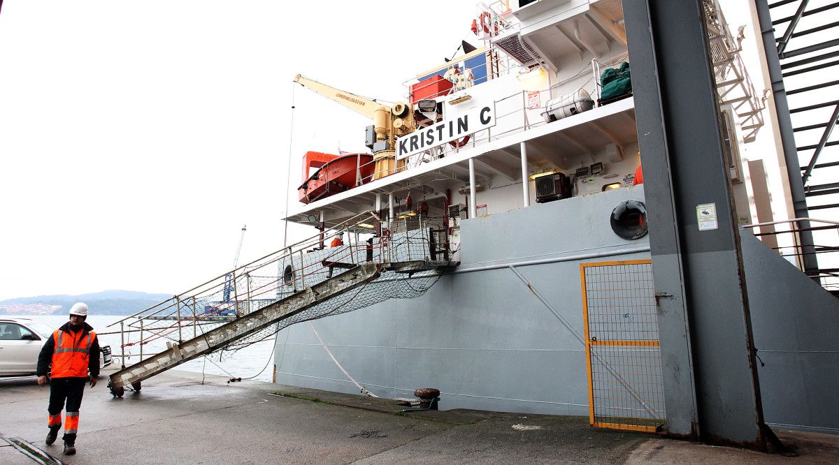 Buque 'Kristin C' no porto de Marín con dous polisóns a bordo