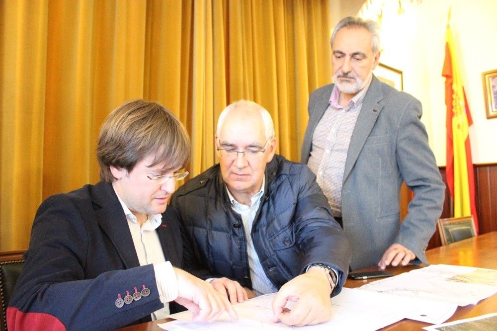 O alcalde da Lama co director da Axencia Galega de Infraestruturas e o delegado territorial da Xunta