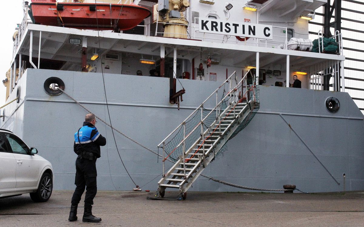 Buque 'Kristin C' no porto de Marín con dous polisóns a bordo