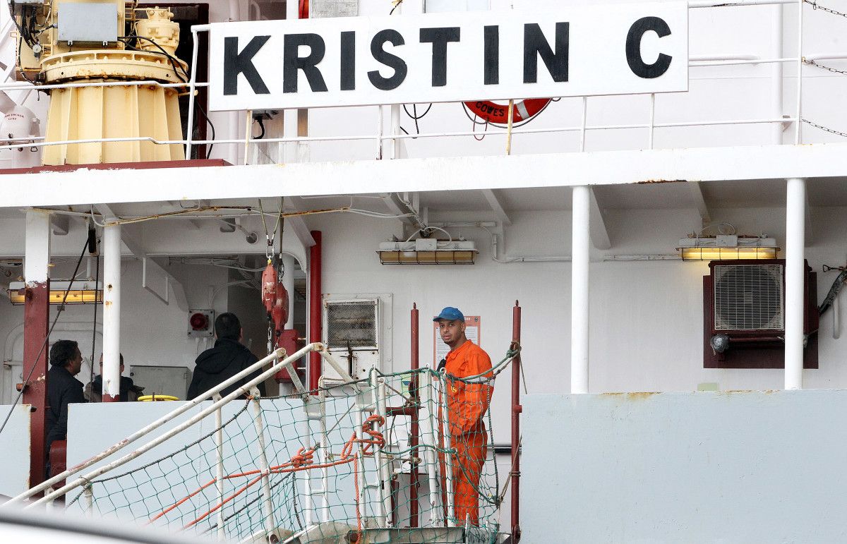 Buque 'Kristin C' no porto de Marín con dous polisóns a bordo