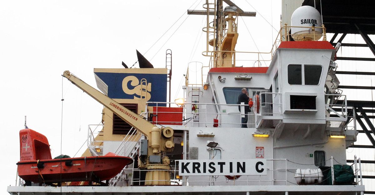 Buque 'Kristin C' no porto de Marín con dous polisóns a bordo
