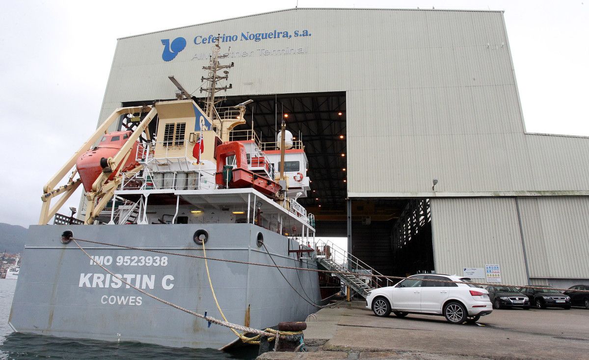 Buque 'Kristin C' no porto de Marín con dous polisóns a bordo