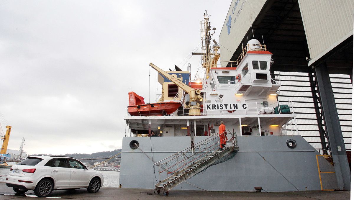 Buque 'Kristin C' no porto de Marín con dous polisóns a bordo