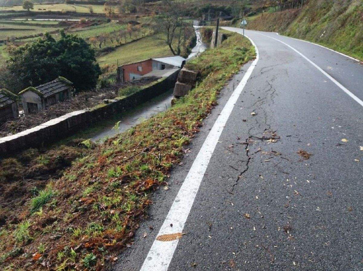 Carretera provincial EP-8303 a la Iglesia de Fragas, en Campo Lameiro