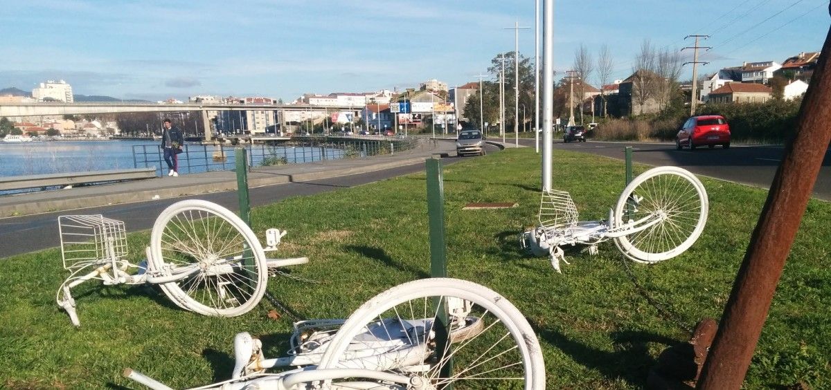 Bicicletas arrincadas e repostas no seu lugar no monumento aos ciclistas falecidos