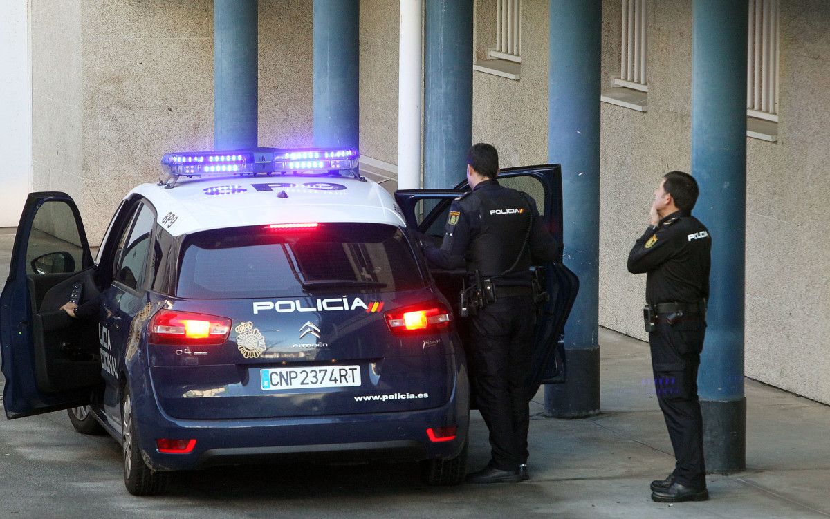 Agentes de la Policía Nacional en los Juzgados de A Parda 