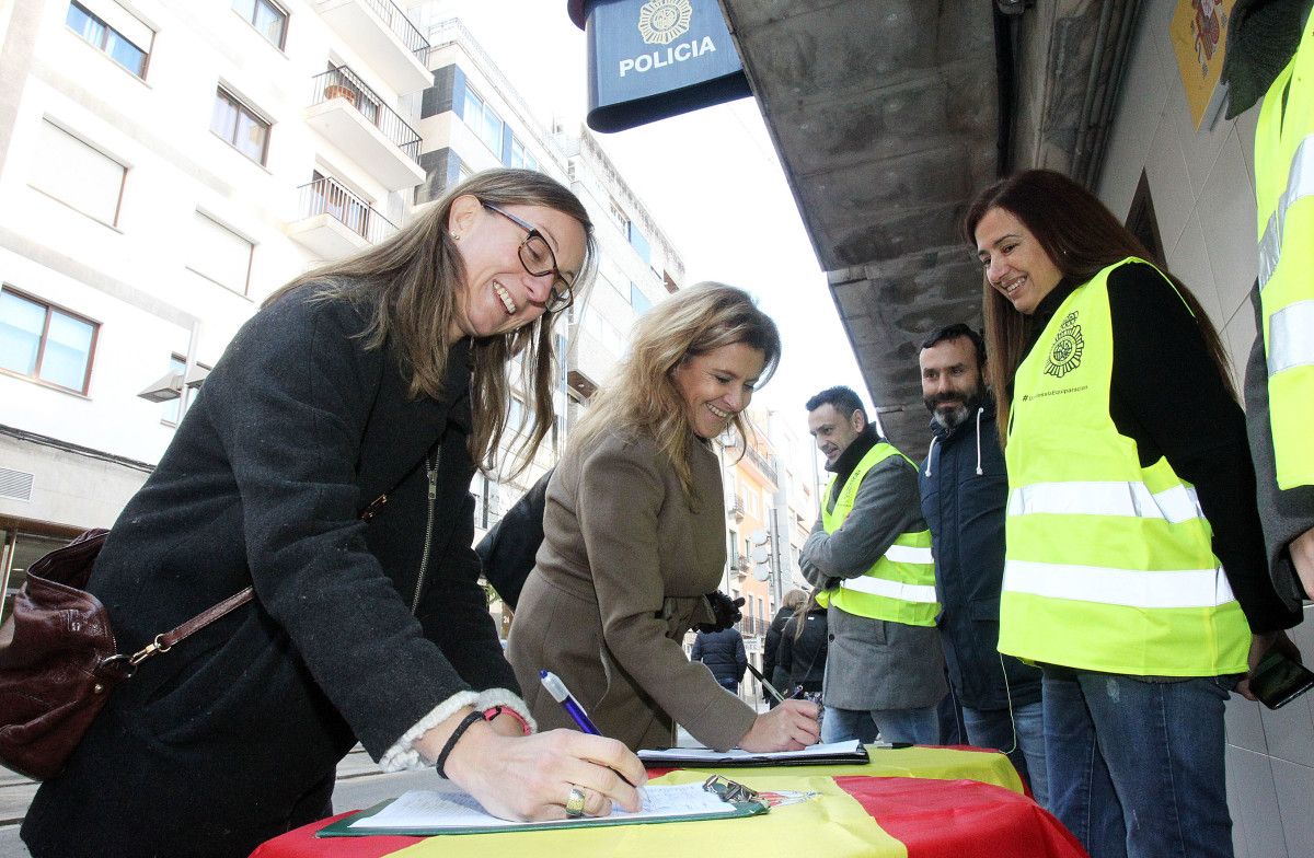 Recollida de sinaturas na Comisaría pola ILP que promove a equiparación salarial entre policías