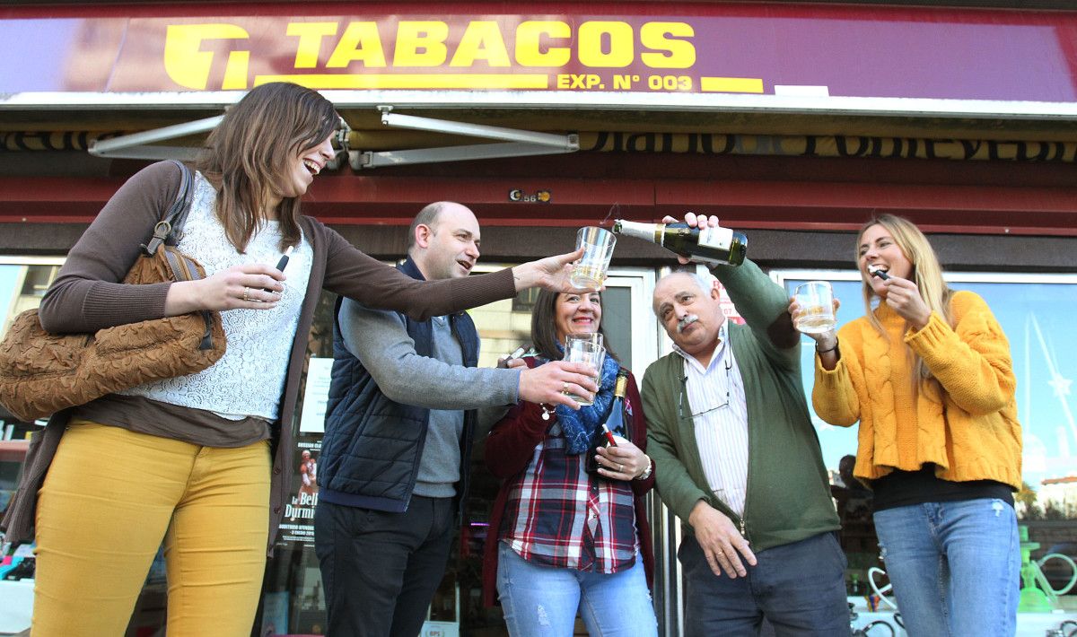 Celebración do segundo premio da lotería en 'La cava del puro'