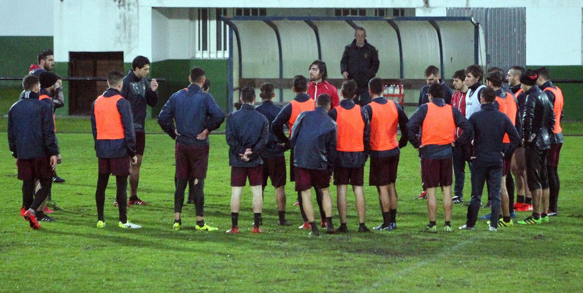 Luismi dirixe o adestramento do Pontevedra en Poio