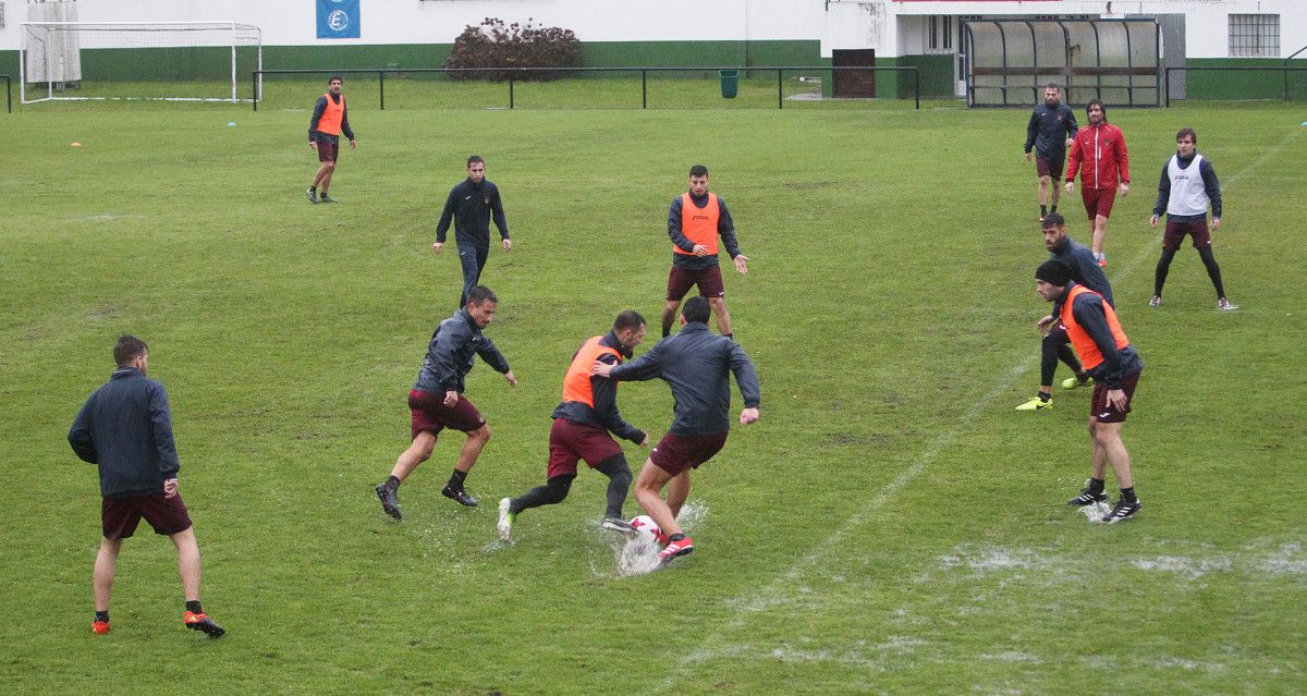 Adestramento do Pontevedra no campo da Seca, en Poio