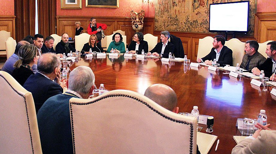 Sinatura dos convenios cos concellos que contarán coas inversións do novo Plan de Reequilibrio