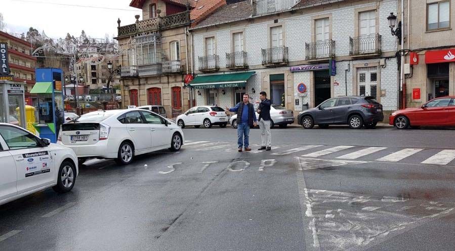 O alcalde de Ponte Caldelas, na praza de España