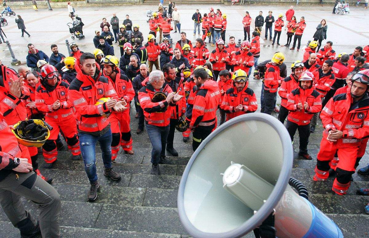 Protesta dos bombeiros do Consorcio Provincial no pleno da Deputación