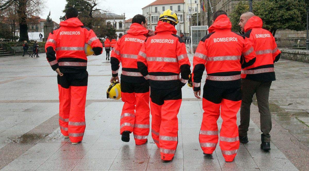 Protesta dos bombeiros do Consorcio Provincial no pleno da Deputación