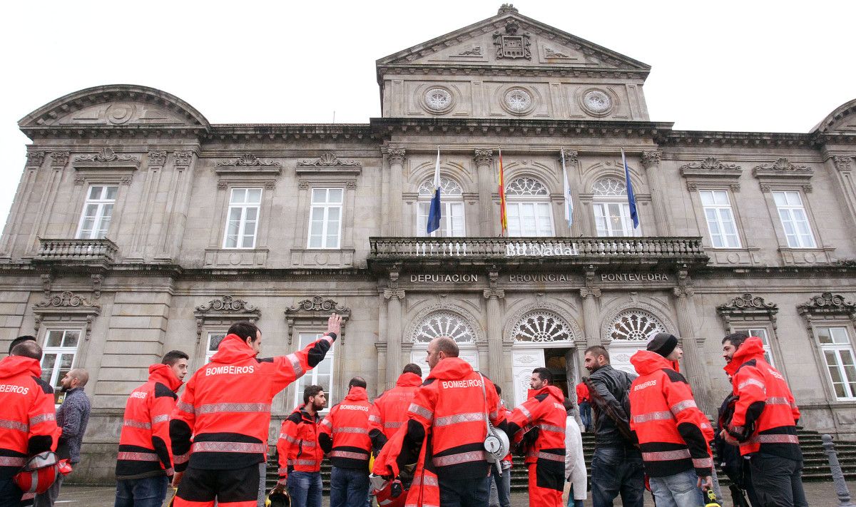 Protesta dos bombeiros do Consorcio Provincial no pleno da Deputación