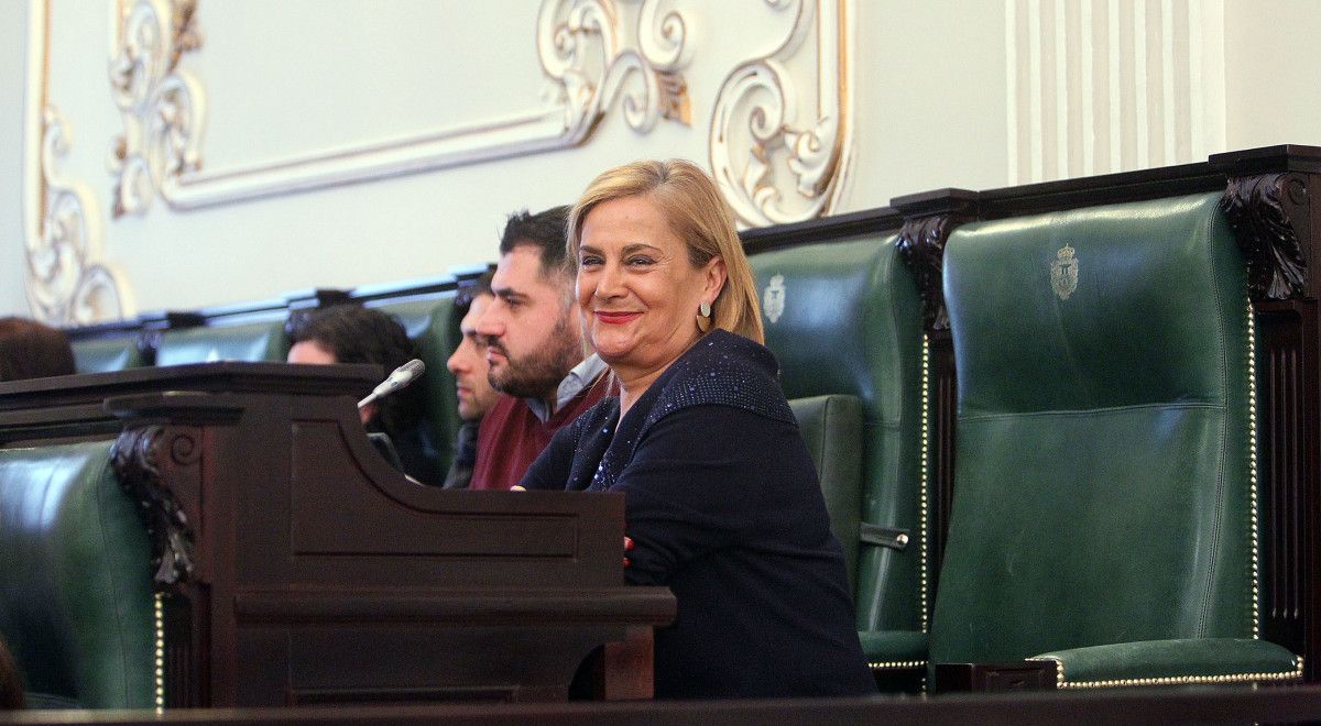 Carmela Silva, sentada na bancada do BNG, tras ausentarse uns minutos do pleno