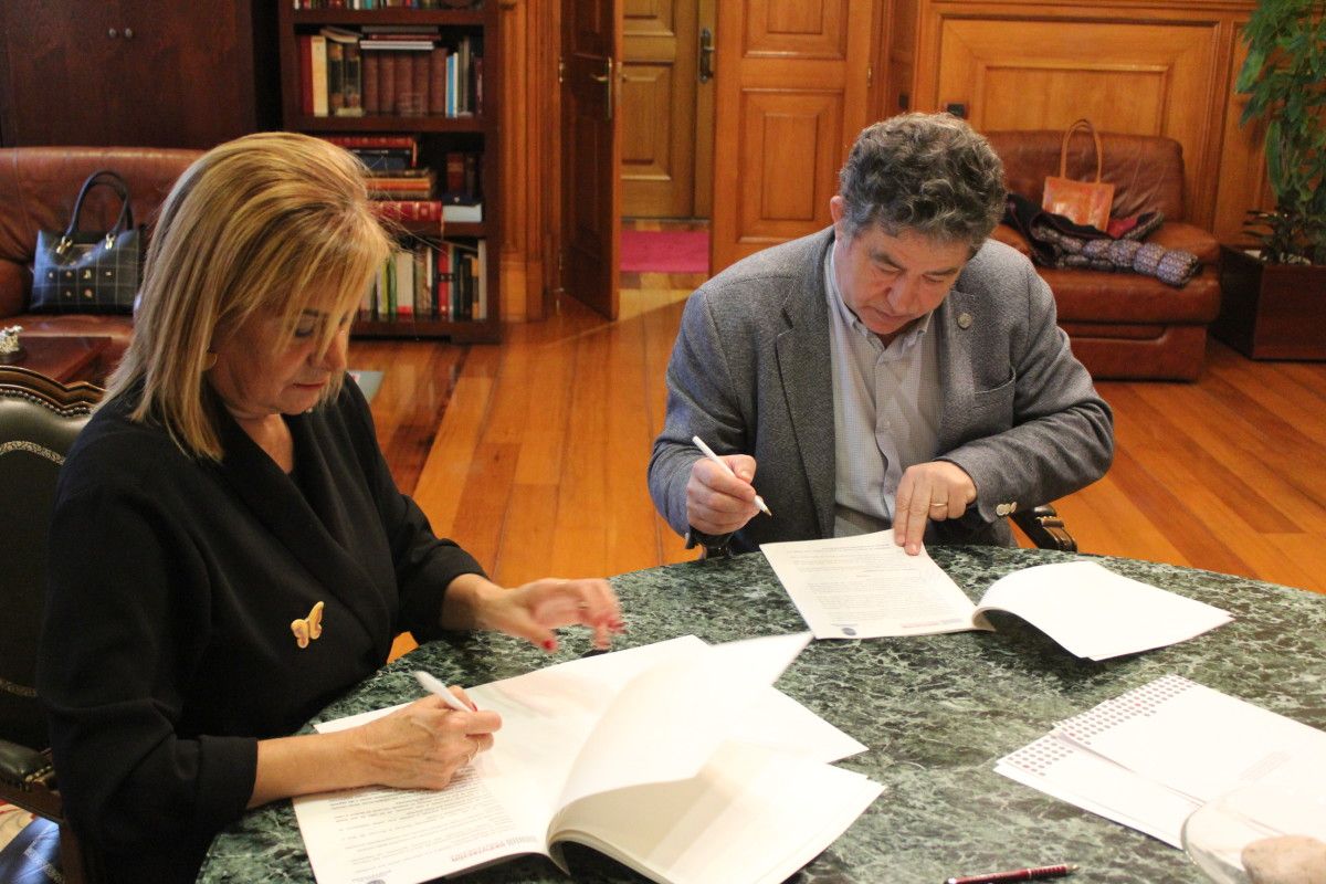 Carmela Silva y Miguel Anxo Fernández Lores fiman los convenios