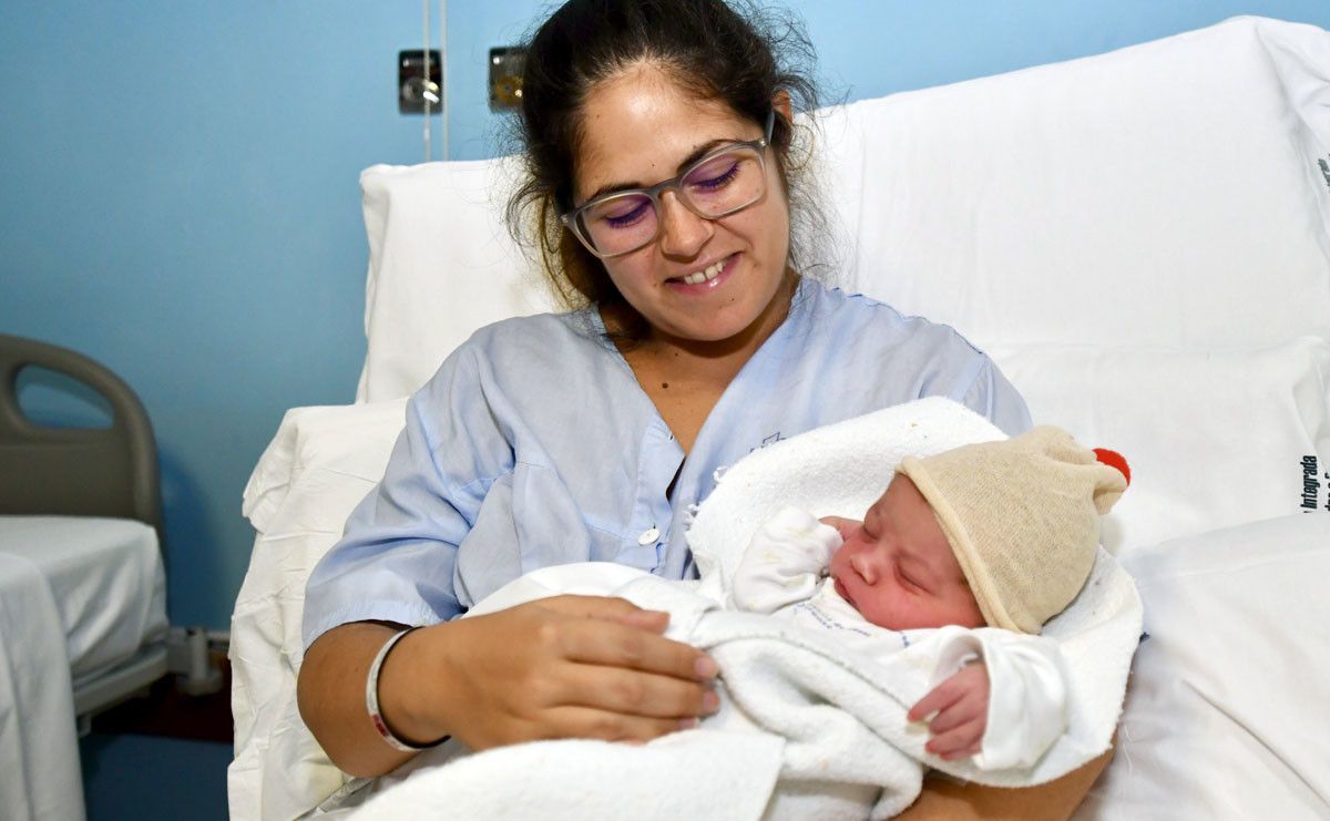 Manuel Entenza Conejo, primer bebé del año en Pontevedra, con su madre